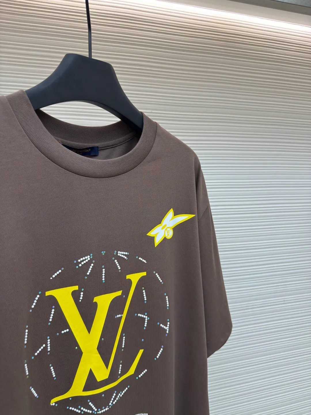LOUIS VUITTON Diamond Route Short Sleeve ●Authentic product: Purchased and developed by 11030 ●Item number: 1680223-A25 ●Fabric: pure cotton fabric ●Technology: hot diamond ●Version: fitted version ●Weight: about 320g ●Size: XS-S-M-L ●Description: Made of 15S plain weave high-quality cotton, 230g; with 32S double yarn thread, 300g. The fabric is made of high-quality pure cotton fabric woven in a plain weave. The fabric printed with environmentally friendly glue feels soft and comfortable, and is suitable for close-fitting wear. It also has good color brightness and hiding power, and can present colorful pattern effects. Flower positioning rhinestone hot diamond printing is a unique and gorgeous decorative process, and the material is customized in shape and size. The overall wiring is straight and delicate, the fabric is comfortable and soft, and the color is consistent without color difference. It can be matched with the same style to create a fashionable look and control various occasions. Customized accessories, complete with three standards, same style for men and women!